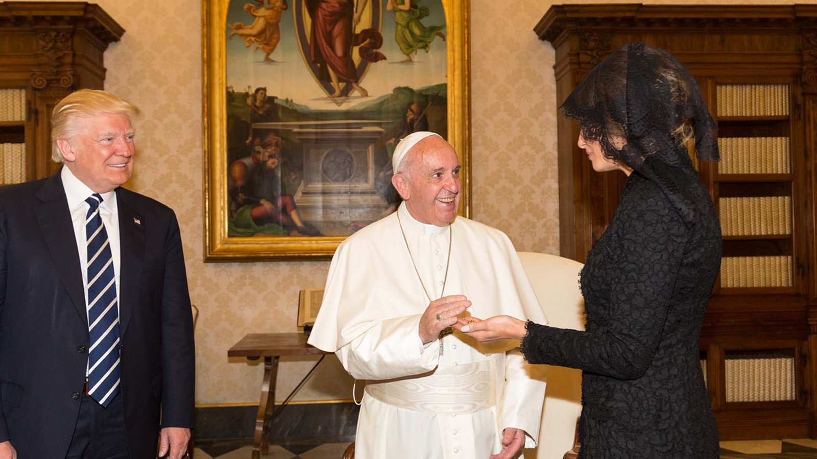 Les crapules aiment le pape car le pape aime les crapules.